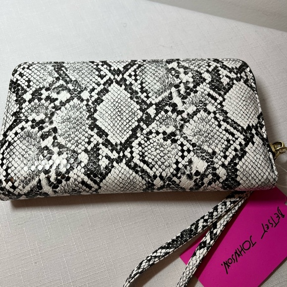 New Betsey Johnson Black and White Snake Print Wristlet Wallet. Card slots - Picture 4 of 7